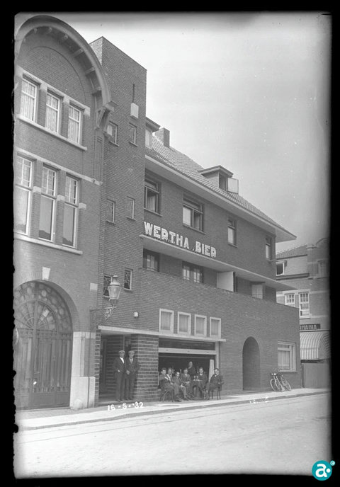 Wertha Bier bij hotel Wilhelmina